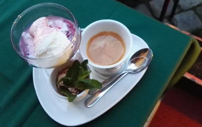 kawiarnianypl - A na deser kawa z lodami z likierem Creme de cassis i gorącą czekolad...