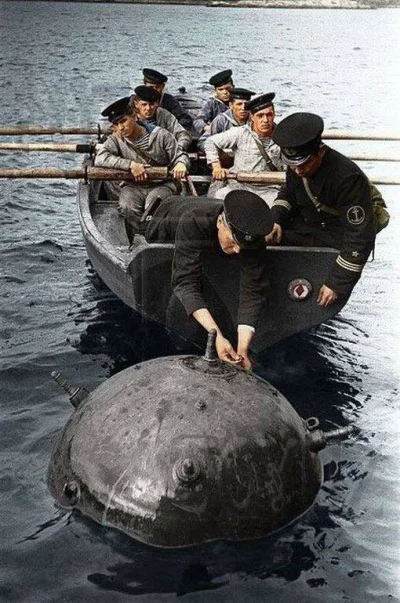 brusilow12 - Radzieccy marynarze rozbrajają minę wodną 

#2wojnaswiatowa #rekonstru...