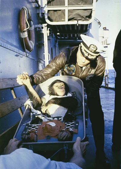 MIXSRT - Szympans Ham przywitany przez dowódcę załogi krążownika USS Donner po udanym...