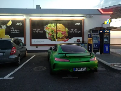 jakub-zieba - Sytuacja z dziś gość w super aucie parkuje na 2 miejsca zwróciłem mu uw...