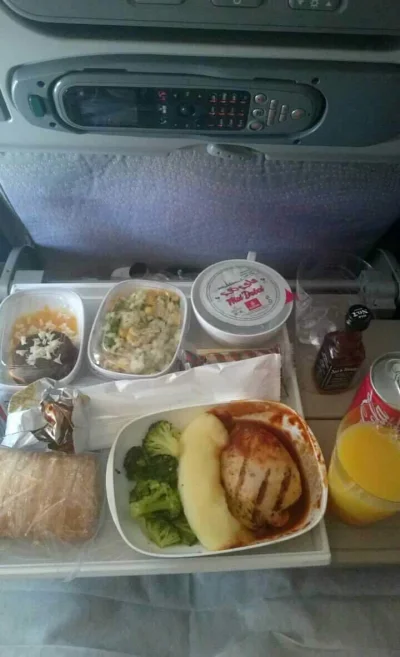 Sebb521 - Podobno Emirates to taka super linia, a na obiad dają ch... jedzenie ( ͡° ʖ...
