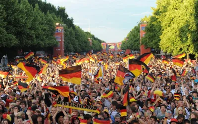 zaltar - @OliverQueen: Niemcy z flagami LGBT podczas kibicowania... oh wait.
