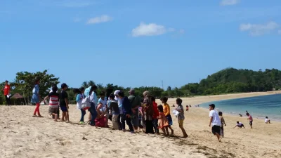 konsumpcjusz - Wśród Indonezyjczyków panuje moda na robienie sobie zdjęć z białymi. J...