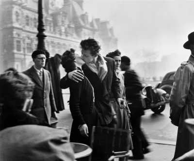 C.....l - Zdjęcie to "Pocałunek przed hotelem de Ville" autorstwa Roberta Doisneau, 1...
