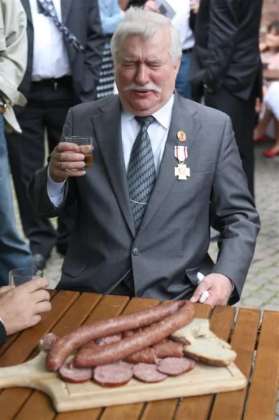 oleks - > Nie piłem wódki tylko symbolicznie

@lechwalesa: no pewnie że nie piłeś B...