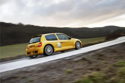 PremiumMoto_pl - Czytam właśnie o tym, jak niezwykłe było Renault Clio z 3-litrowym V...