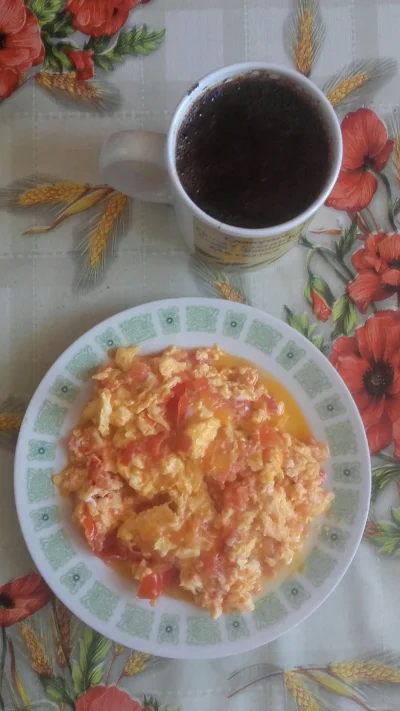 pan_fenestron - #dziendobry #smacznego dzisiaj jajecznica prezydencka - na pomidorach...