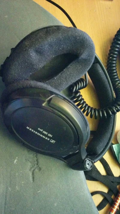 j.....y - A to moje stare wysłużone 5 letnie sennheiserki 380 pro. Wyglądają straszni...