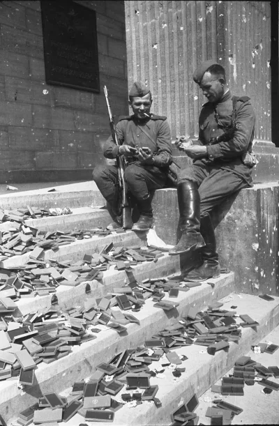 s.....w - Sowieccy żołnierze na stopniach do Kancelarii Rzeszy oglądają setki porozrz...