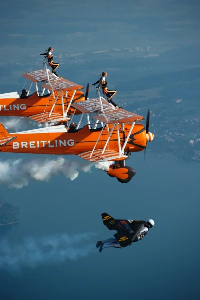 quiksilver - Yves "Jetman" Rossy leci w formacji obok Breitling Wingwalkers 

#airc...
