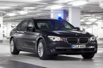 Zjadacz_meteorytow - > BMW zaproponowało Kurdowi wymianę opancerzonego E32 na nowy mo...