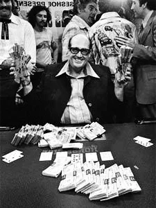 Cz_zalajk - Las Vegas 1977 rok - legendarny pokerzysta Doyle Brunson po wygraniu drug...