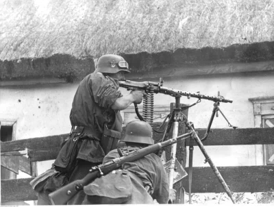 Rajtuz - Żołnierze Waffen-SS z dywizji "Wiking" w rosyjskiej wiosce.
#fotohistoria #...