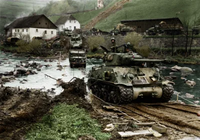 dariusz44 - Sherman przekraczający rzekę. Niemcy, 1944. Świetna fotka z reddita. Kolo...