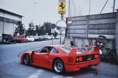Agenda - Ferrari F40 wyjeżdża z fabryki w Maranello, zdjęcie ma około 30 lat 
#wykop...