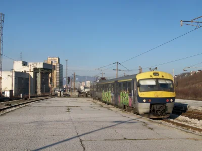 Damasweger - Pociąg osobowy wjeżdża na peron w Sarajewie. Takie gówniane koleje mają ...