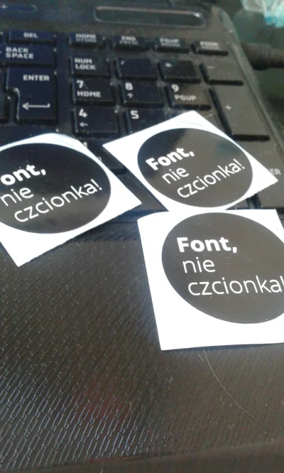 M4h00n - Fajne mam naklejki? 

#fontnieczcionka #tagujetogowno #wroclawdesignfestival