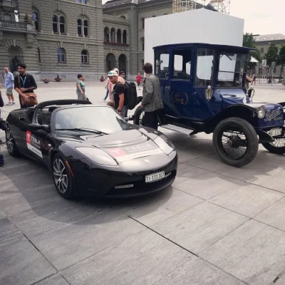 anon-anon - Trochę historii na jednym zdjęciu. Pierwsze auto Tesli; Roadster. I 100 l...