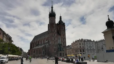 WuDwaKa - Rynek to macie ładny ale hejnał na żywo to tragedia (╯︵╰,)

#krakow #wudwak...