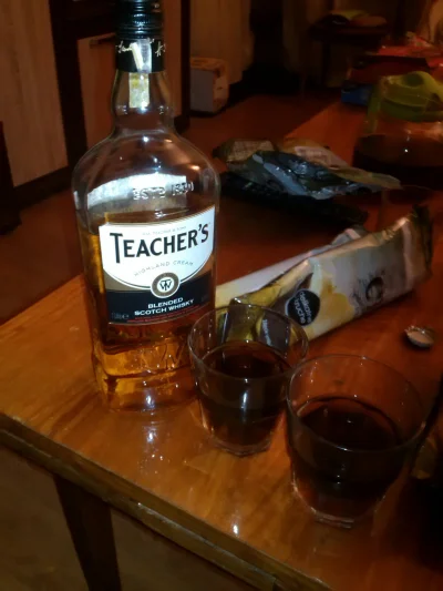 w.....a - A Wy dalej warki z cerfa za 12zl? nawet mi was nie zal:) #teachers #whiskey...