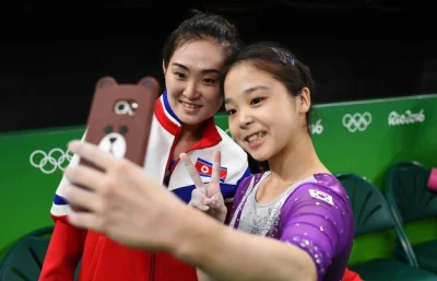 S.....r - Zawodniczki z pólnocnej i południowej Korei robią sobie selfie (⌐ ͡■ ͜ʖ ͡■)...