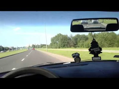 Uriel0987 - Halo policja? Koleś nagrywa film telefonem jak prowadzi samochód. Proszę ...