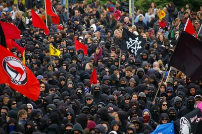 rzuberbozy - Black Bloc - wyjaśnienie taktyki ulicznej anarchistów

Taktyka uliczna d...