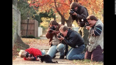 nikto - Rok 1992. Fotografowie otaczają kota Billa Clintona. Już wtedy było czuć w po...