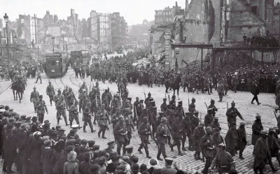 myrmekochoria - Żołnierze niemieccy maszeruję przez zgliszcza miasta, Belgia/Francja....