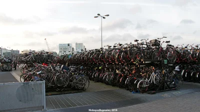 Brajanusz_hejterowy - Dwupoziomowy parking rowerowy w Amsterdamie przy Centraal Stati...