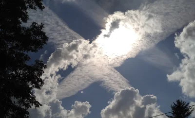 BrodzacywZbozowej - Mirki halp! Zrobiłem wczoraj zdjęcie dosyć spektakularnych chmur ...