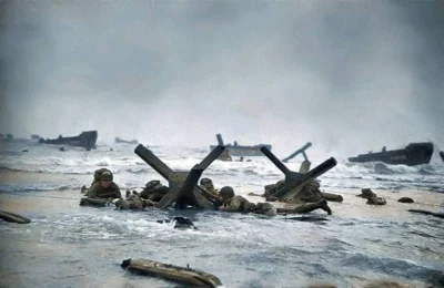 wojna - Amerykańscy żołnierze próbujący uniknąć pocisków przeciwnika na plaży Omaha p...