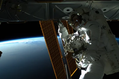 d.....4 - Astronauta Alexander Gerst pozujący do kamery podczas EVA.

#kosmos #iss ...