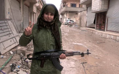 puszkapandory - To chyba z walk o Kobane. Zdjęcia były otagowane jako YPJ (Women's De...
