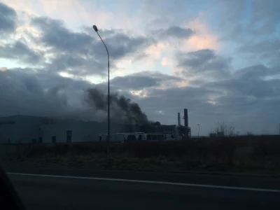 matiii - Pożar na obiekcie Fuji w Kutnie. Śmierdzi palonym polietylenem.

#pozar #kut...