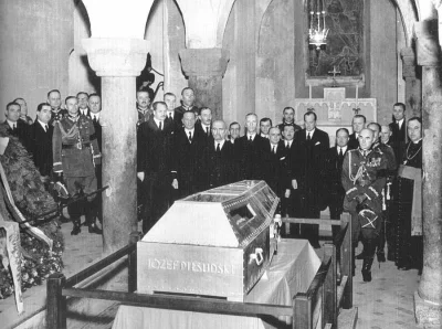 K.....W - Zdjęcie grobu Marszałka Piłsudskiego na Wawelu...
...widzicie te kolumny p...