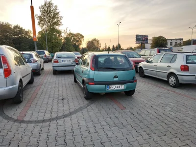 z.....n - Proszę jak poddebice ładnie parkują. Parking cały #!$%@? autami, ale co tam...