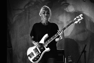 nazgulek - Jenny Lee Lindberg (Warpaint)
#kobietyzgitarami 

tagi już prawie dział...