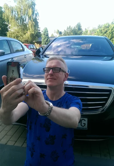korniszok - @adrian43: Selfie z bardzo "ekologiczną" limuzyną 
http://www.enterthero...