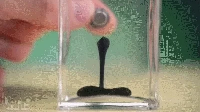 Niedowiarek - Ferrofluid w butelce

#gif #gfy #gfycat #ciekawostki #nauka #ferroflu...