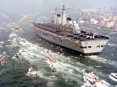 babisuk - HMS Invincible wraca witany z rozmachem po zwycięskiej wojnie o Falklandy, ...