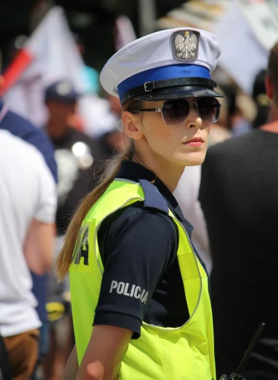 matelusz - Plusujcie panią policjantkę, która przez PiS musiała stać pod Sejmem w gor...