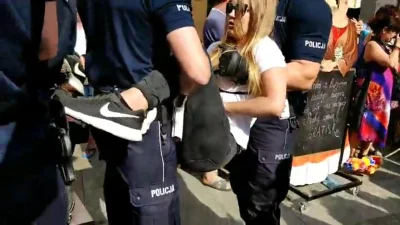 Pepe_Roni - Hahaha tak na legalu... policja się "nie pałuje" z debilami XD 
#bekazko...