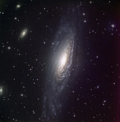 d.....4 - NGC 7331 (również PGC 69327 lub UGC 12113) –galaktyka spiralna, znajdująca ...