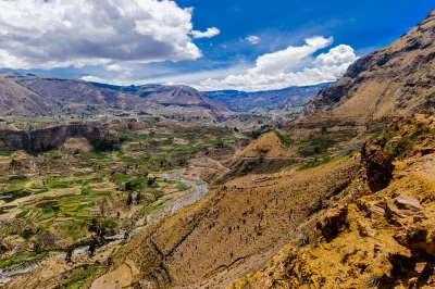 kono123 - Kanion Colca
Kanion, którego ściany wznoszą się z lewej strony na ponad 32...