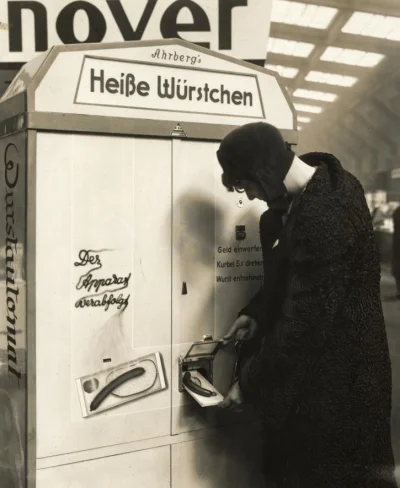 N.....h - Automat z ciepłymi kiełbaskami.
#fotohistoria #niemcy #1931