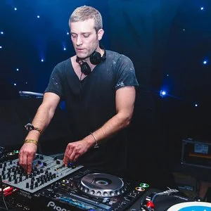 Rapidos - Ben Klock - Essential Mix (10-Oct-2015)

https://www.mixcloud.com/TechnoT...