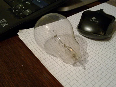 mikebo - chciałem włączyć lampkę... pykło, zaiskrzyło, a to spadło na biurko



moja ...
