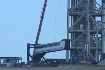 corran - Na kompleksie startowym 39A #SpaceX instaluje ramie przez które astronauci b...