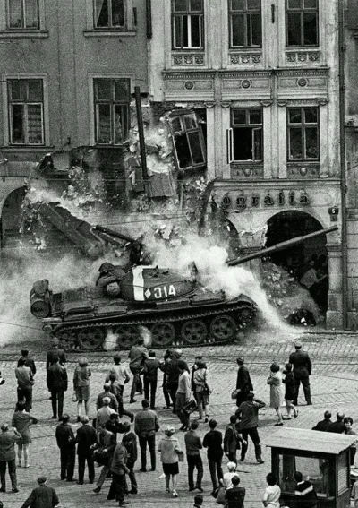 Sandman - T-55 i bliskie spotkanie z budynkiem. Praga '68.

#czolgi #historia #foto...